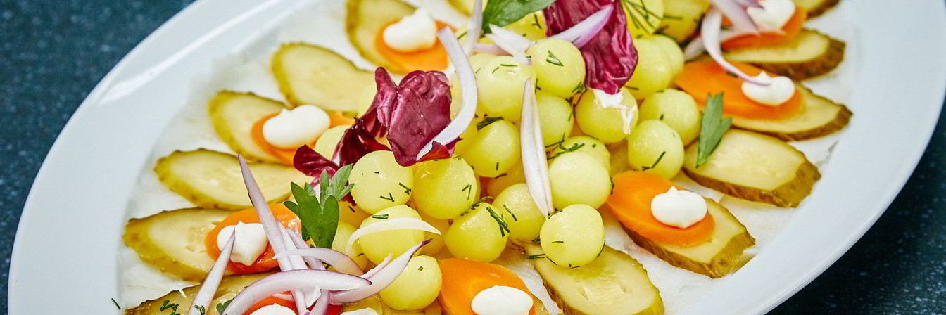 Закуска из соленого палтуса и картофеля