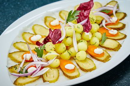 Закуска из соленого палтуса и картофеля