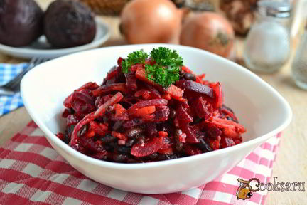 Закуска из свеклы с овощами и черной фасолью