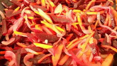 закуска из свеклы с овощами и черной фасолью