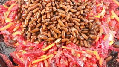 закуска из свеклы с овощами и черной фасолью