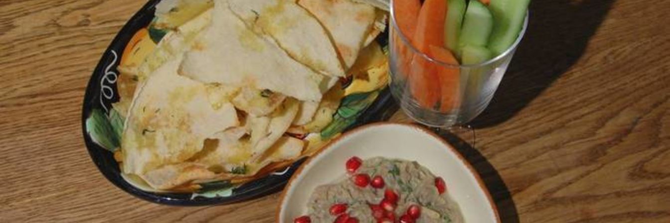 Закуска из запеченных баклажанов с овощами и чипсами из питы