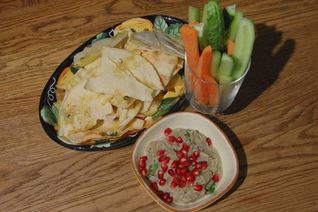 Закуска из запеченных баклажанов с овощами и чипсами из питы