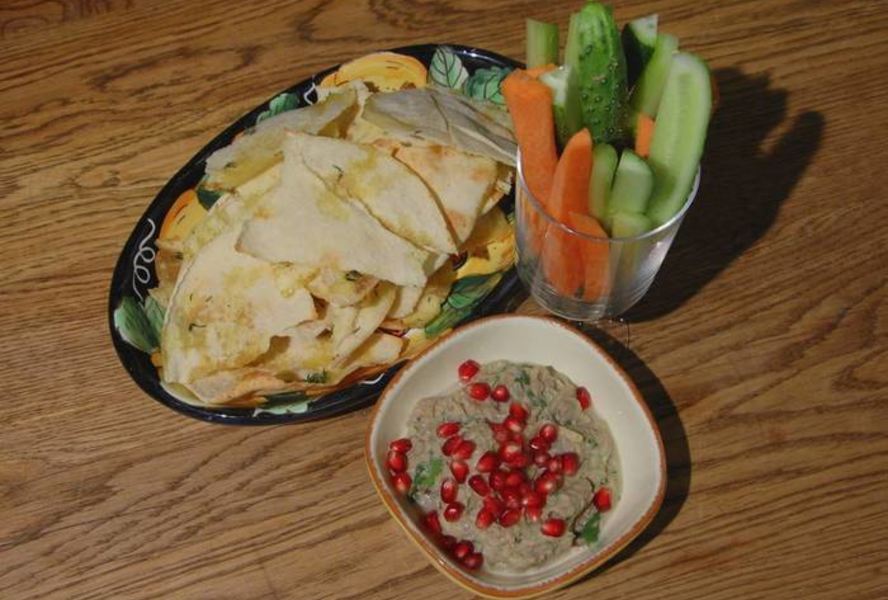 Закуска из запеченных баклажанов с овощами и чипсами из питы