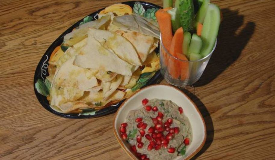Рецепт закуски из запеченных баклажанов с овощами и чипсами из питы