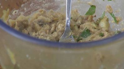 закуска из запеченных баклажанов с овощами и чипсами из питы