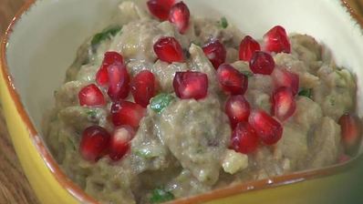 закуска из запеченных баклажанов с овощами и чипсами из питы