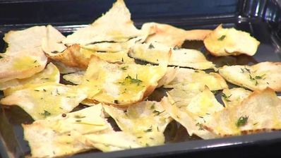 закуска из запеченных баклажанов с овощами и чипсами из питы