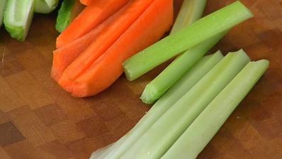 закуска из запеченных баклажанов с овощами и чипсами из питы