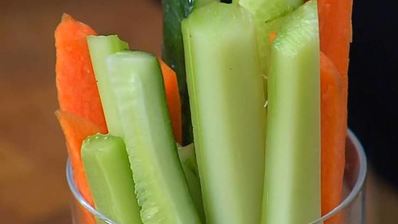 закуска из запеченных баклажанов с овощами и чипсами из питы