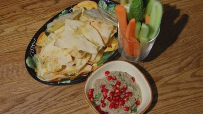 закуска из запеченных баклажанов с овощами и чипсами из питы