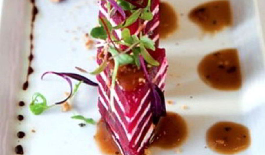 Рецепт закуски новогодней из свеклы и сыра