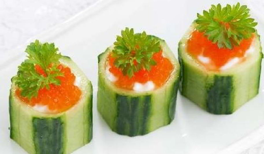 Рецепт закуски с огурцом, сыром и икрой