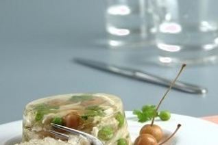 Заливное из курицы со сливами