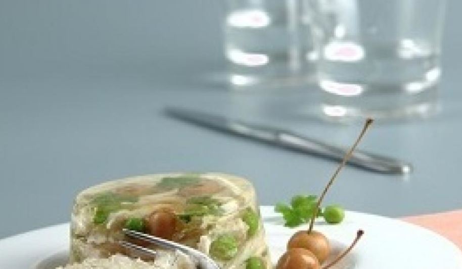 Рецепт заливного из курицы со сливами