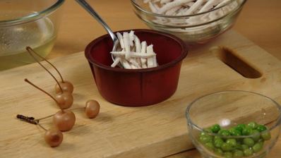 заливное из курицы со сливами