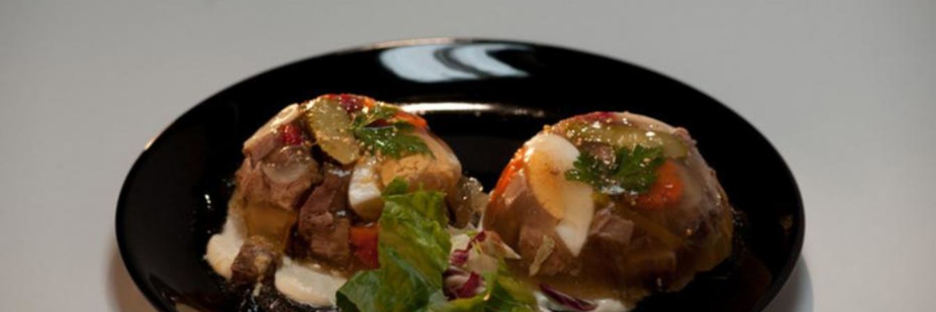 Заливное из телячьего языка с ржаным хлебом