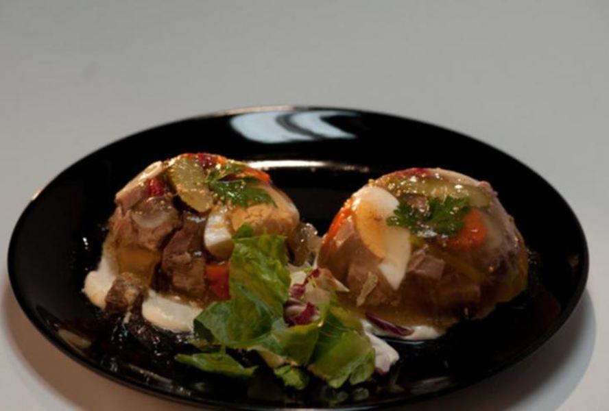 Заливное из телячьего языка с ржаным хлебом