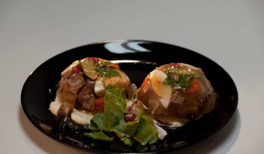 Рецепт заливного из телячьего языка с ржаным хлебом