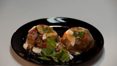 заливное из телячьего языка с ржаным хлебом