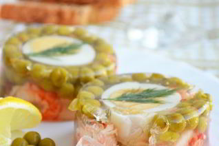 Заливное с яйцом и креветками