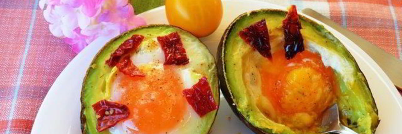 Замечательные запеченные яйца в авокадо