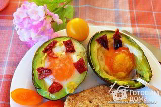 Замечательные запеченные яйца в авокадо