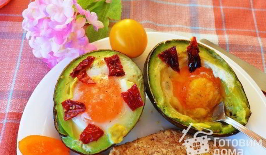 Рецепт замечательных запеченных яиц в авокадо