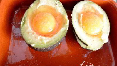 замечательные запеченные яйца в авокадо