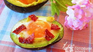 замечательные запеченные яйца в авокадо