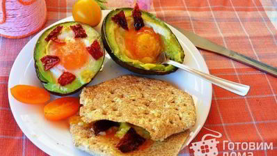 замечательные запеченные яйца в авокадо