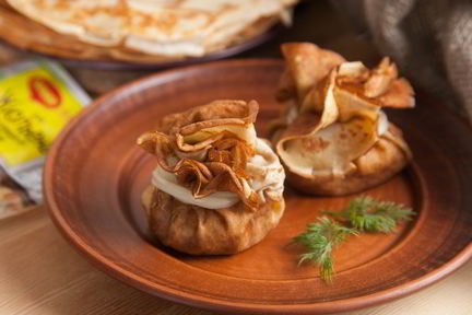 Блинные мешочки с жюльеном из курицы и грибов