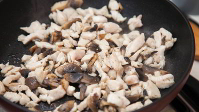 блинные мешочки с жюльеном из курицы и грибов