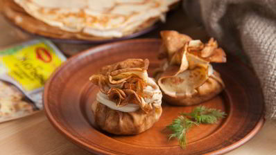 блинные мешочки с жюльеном из курицы и грибов