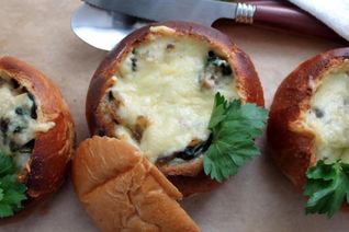 Булочка-жюльен из шампиньонов и шпината