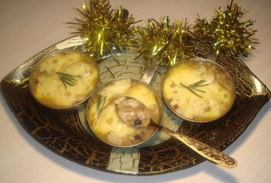 Жульен Новогодний со свининой и шампиньонами