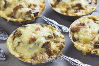 Жульен с курицей, грибами и сметаной