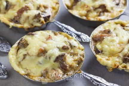 Жульен с курицей, грибами и сметаной