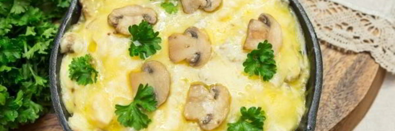 Жульен с курицей и грибами на сковороде