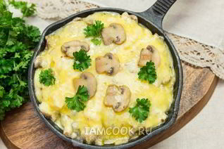 Жульен с курицей и грибами на сковороде