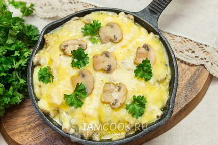 Жульен с курицей и грибами на сковороде