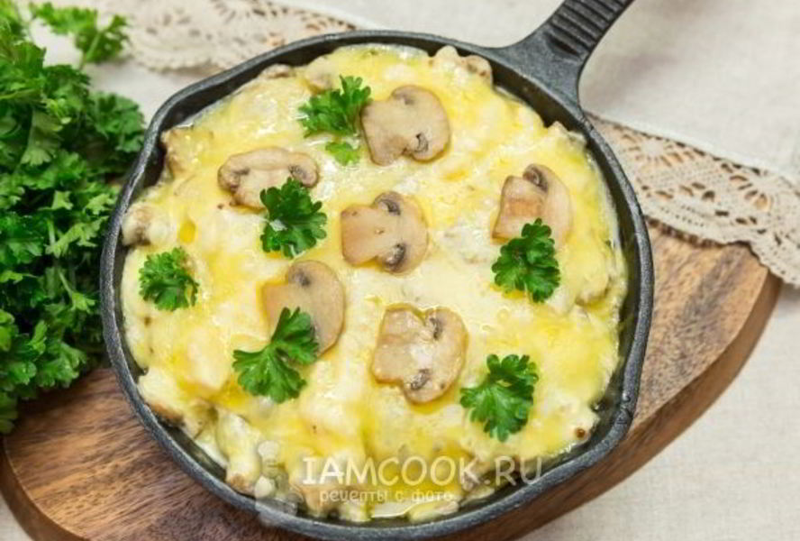 Жульен с курицей и грибами на сковороде