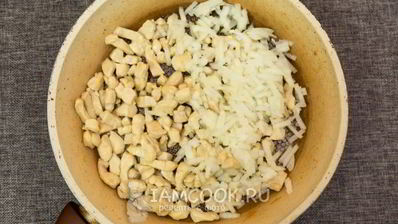 жульен с курицей и грибами на сковороде