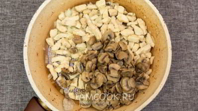 жульен с курицей и грибами на сковороде