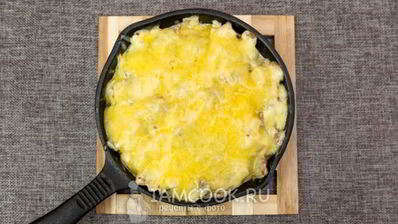 жульен с курицей и грибами на сковороде