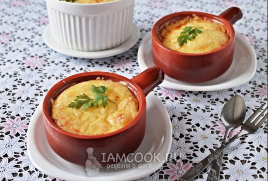 Жульен с курицей и грибами в горшочках