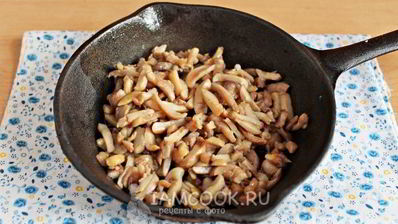 жульен с курицей и грибами в горшочках