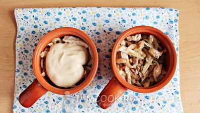 жульен с курицей и грибами в горшочках