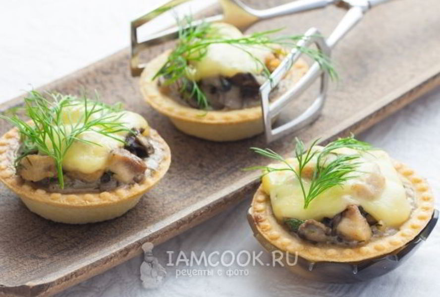 Жульен в тарталетках с грибами и курицей
