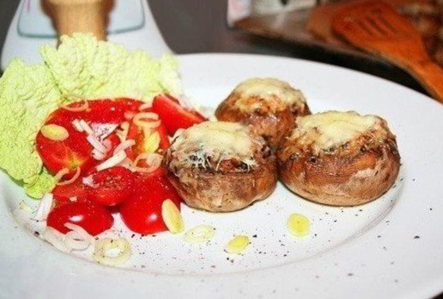 Жульен, запеченный в шляпках шампиньонов